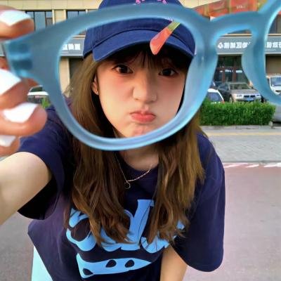 照片里的伴娘